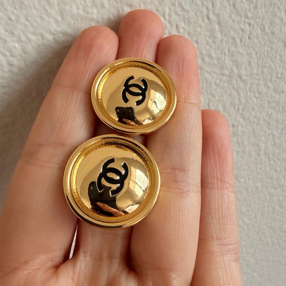 🖤Vintage Chanel Gold CC Logo Earrings✨ - Picture 9 of 10